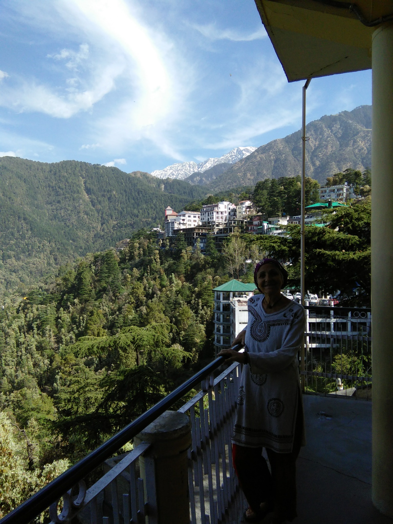 Dolores Boucher, Synergies Alternatives, devant les montagnes de l’Himalaya en Inde